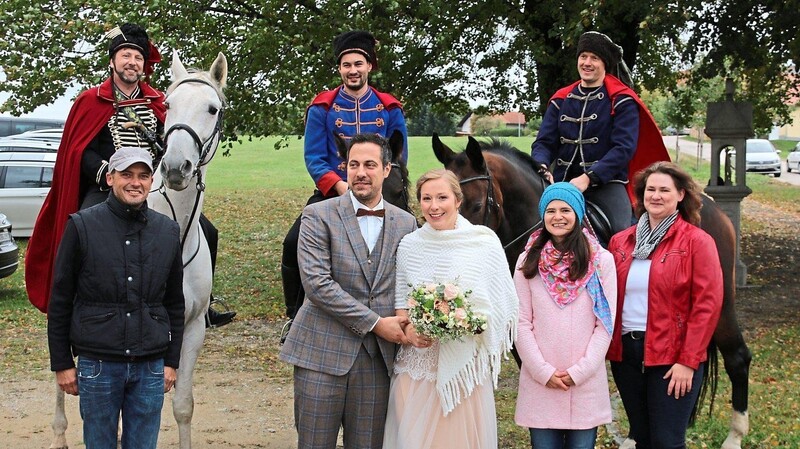 Trenck Werner Zellmer und seine Panduren sowie Mitglieder der Vorstandschaft des Trenckvereins gratulierten dem Brautpaar zur Hochzeit.