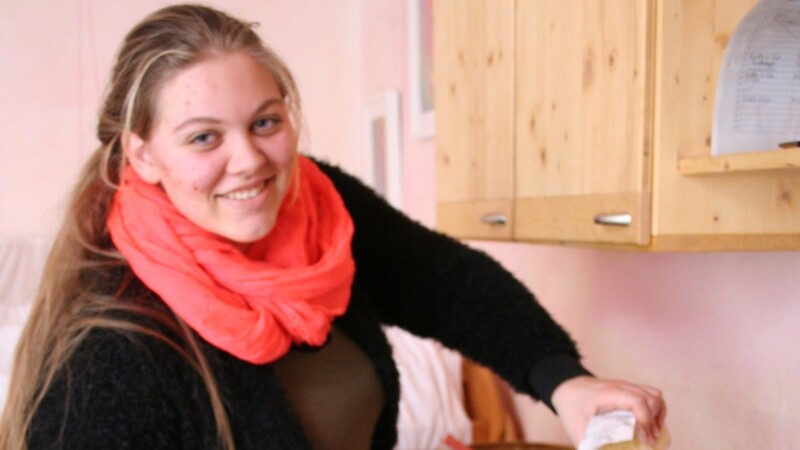Julia Falter (17) aus Obermotzing im Landkreis Straubing-Bogen macht gerade einen Bundesfreiwilligendienst im Waldorfkindergarten in Straubing. Die erste Aufgabe des Tages: das Essen vorbereiten.