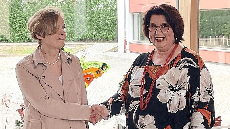 Premiere: Ulrike Partl-Mahlendorf ist die erste Schulleiterin der Staatlichen Realschule. Dazu gratulierte ihr Mathilde Eichhammer, die Ministerialbeauftragte für die Realschulen in der Oberpfalz.