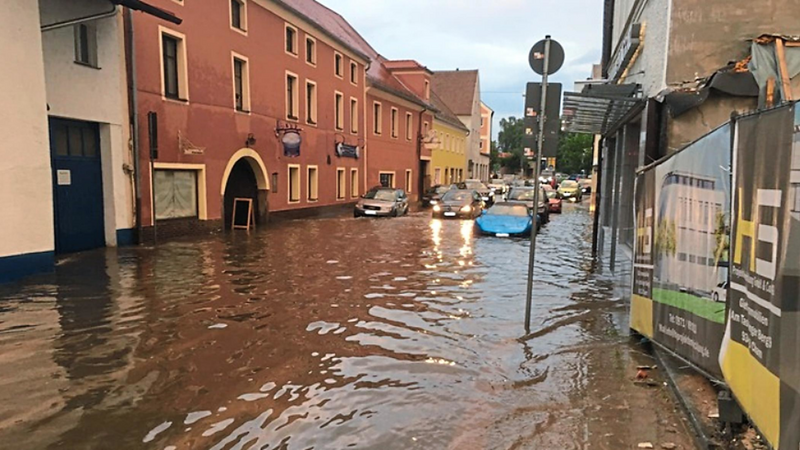 Bilder aus dem Juli 2016: Nach einem lokalen Starkregen standen damals die Häuser im Bereich Brunnendorf in Cham unter Wasser.