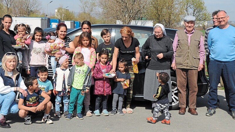 Die Helfer aus Deggendorf bei einer ihrer Stationen in der Nähe der Grenze zur Ukraine mit Schwester Helena.