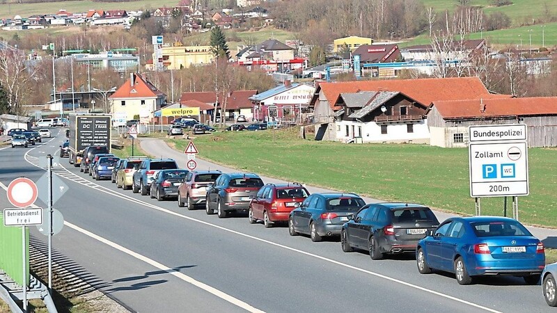 Teils staute sich am Freitagnachmittag der Grenzverkehr bis in den Deschlbergtunnel.