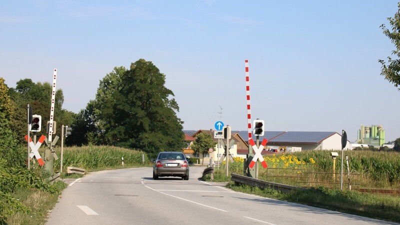 Die Scheiblerstraße und der höhengleichen Bahnübergang: Auch hier sieht die Regierung von Niederbayern keinen Handlungsbedarf.