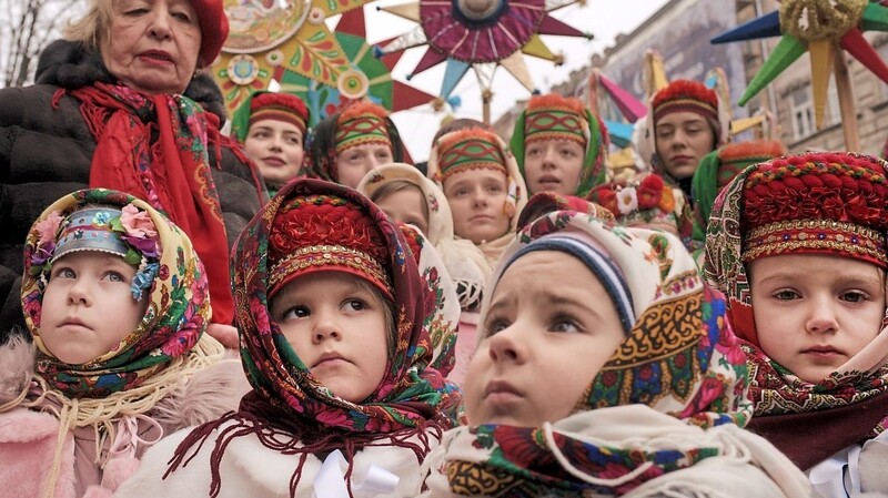 Als Sternsinger verkleidete Kinder in der Ukraine.
