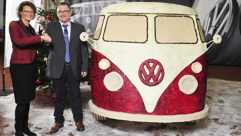 Dr. Elke Eller, Personalvorstand Volkswagen Nutzfahrzeuge und Charity-Initiator Rudi Dietl bei der offiziellen Übergabe des Lebkuchen-Bullis bei Volkswagen Nutzfahrzeuge Oldtimer. (Foto: Volkswagen Nutzfahrzeuge)