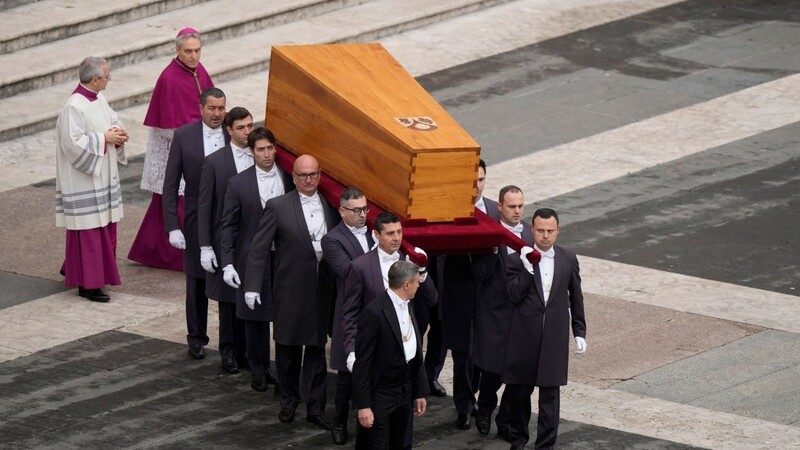 Der Sarg des verstorbenen emeritierten Papstes Benedikt XVI. wird zur öffentlichen Trauermesse auf den Petersplatz getragen.