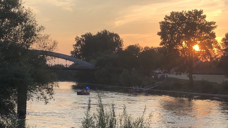 Bis zum Abend und noch am darauffolgenden Tag suchten Wasserwacht und weitere Einsatzkräfte die Stelle an der Donau ab, an der der Mann unterging.