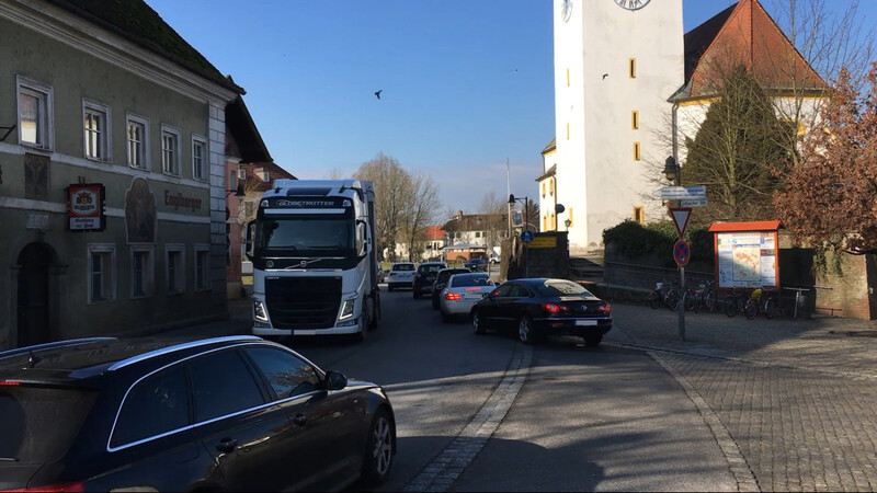 Mehr als 13.000 Fahrzeuge schieben sich laut Erhebungen der Gemeinde jeden Tag durch Straßkirchen. Kommt die Gemeinde an der B8 der lang ersehnten Ortsumgehung nun endlich näher?