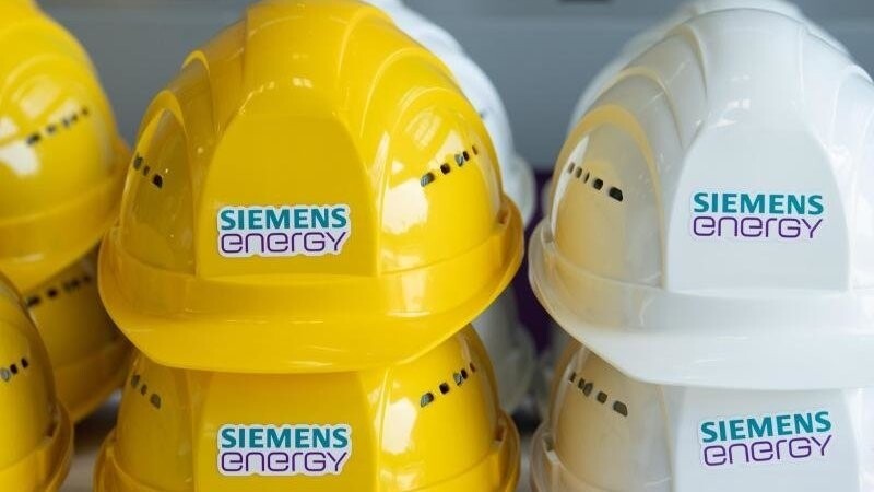 Schutzhelme mit der Aufschrift "Siemens Energy": Das Unternehmen gibt Zahlen bekannt.