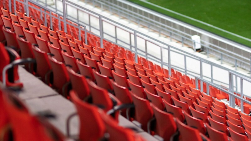 Die Sitze im Regensburger Stadion bleiben am Samstag gegen Kiel leer.