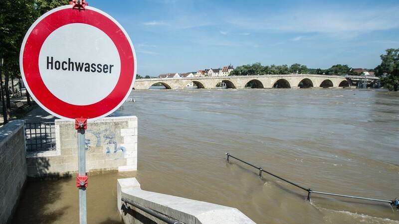 In Regensburg bereitet man sich wegen des Tauwetters auf Hochwasser vor.