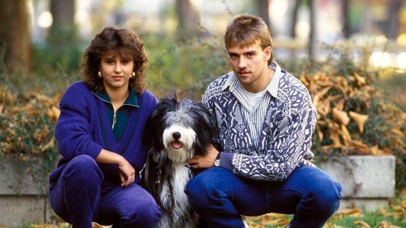 Familie Flick im Jahr 1987: Der damalige Bayern-Profi Hansi mit Freundin Silke und Hund Sherry, einem Collie. Heute haben die Flicks einen Labrador.
