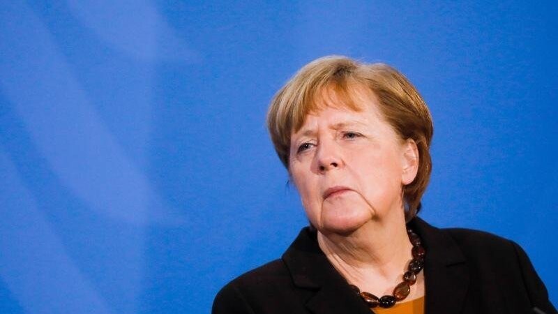 Laut "Bild"-Zeitung denkt auch Kanzlerin Merkel über eine Änderung des Infektionsschutzgesetzes nach.