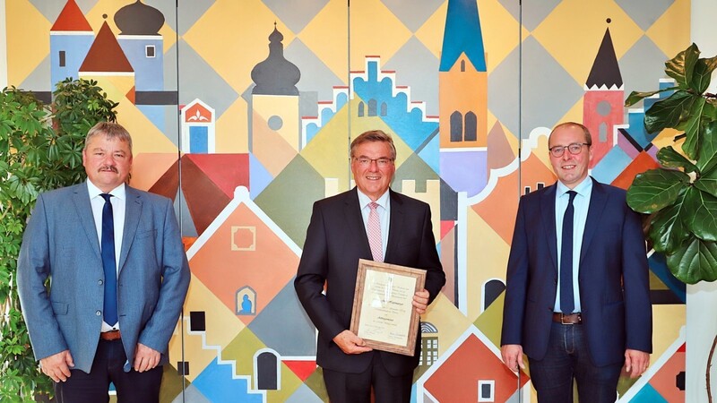 Altbürgermeister Josef Hopfensperger (Mitte) wurde von Bürgermeister Martin Hiergeist und seinem Stellvertreter Hans Weichselgartner (l.) beglückwünscht.