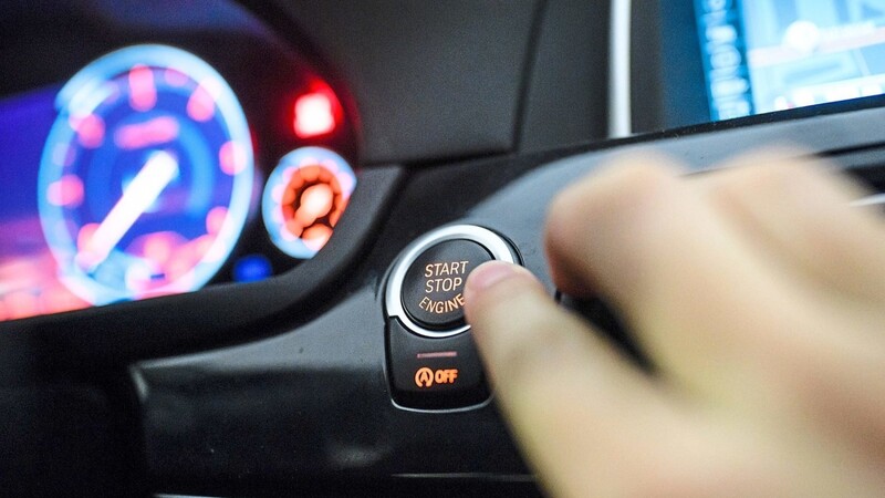 Nur noch schnell den Start-Knopf drücken und schon kann die Autofahrt losgehen: So bequem ist Keyless-Go. Auch den Chamern gefällt diese Technik.