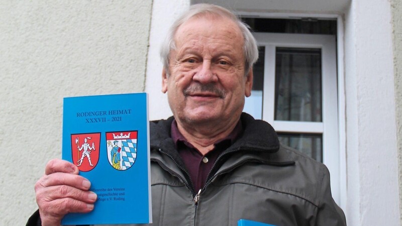 Karlheinz Reim, Schriftführer des Heimatvereins, stellt das neue Jahrbuch, mittlerweile die 37. Ausgabe, vor.