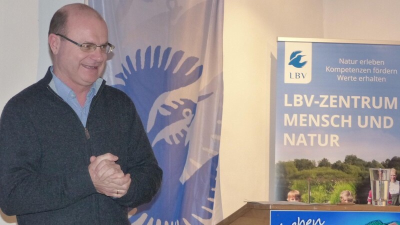 LBV-Vorsitzender Dr. Norbert Schäffer bei seinem Vortrag im LBV-Zentrum in Nößwartling