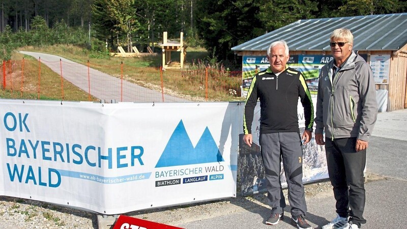 Herbert Unnasch und Wettkampfleiter Sepp Schneider freuen sich auf viele Biathlon-Stars, die großteils schon heute ankommen werden.
