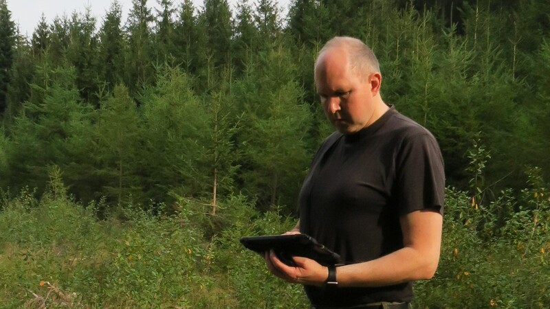 Jens Schöller beim Monitoring, dem Beobachten und Erfassen von Vögeln, im Waxenberger Forst bei Wiesenfelden.