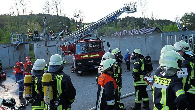 Feuerwehreinsatzkräfte und Bergwacht übten gemeinsam die Rettung einer verunglückten Person aus dem Schlammsilo.