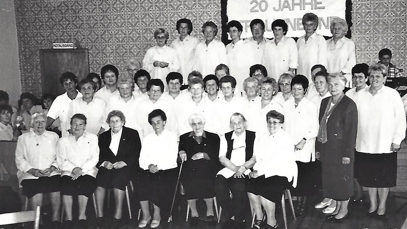 Die Gründungsmitglieder des Katholischen Frauenbunds Moosbach-Altrandsberg bei der Feier zum 20-jährigen Bestehen.