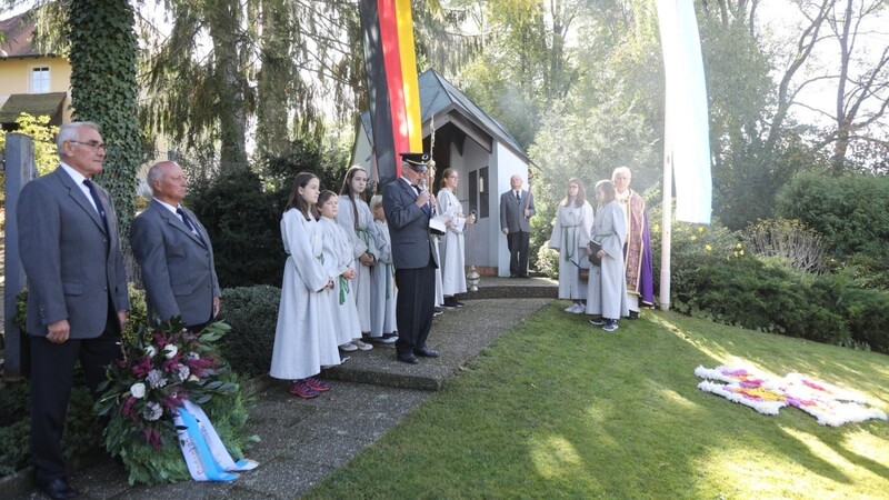 Die Gedenkfeier fand am Gundihausener Kriegerdenkmal statt.