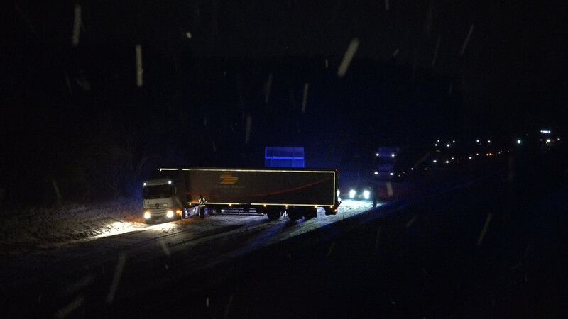Bei einem Unfall auf der A93 bei Ponholz hat sich am Dienstag in der Nacht ein Lkw quer gestellt.