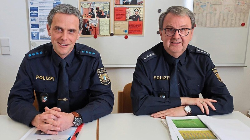 Sie stellten die aktuelle Verkehrsunfallstatistik für die Stadt und den Landkreis Cham vor: Polizeihauptmeister Christian Hausladen und Polizeihauptkommissar Georg Bayerl (rechts).