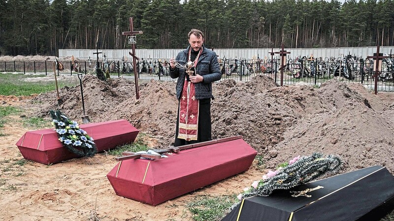 Ein Pfarrer bei einer Beerdigung von drei Getöten in Butscha. Wenn jemand einen Krieg im Namen der Russen führe, wie Wladimir Putin dies tut, dann müssen diese dagegen aufbegehren, sagt Grigori Judin.