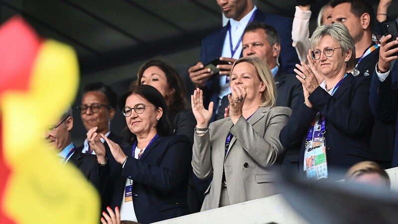 Mächtige Frauen: Zusammen mit der deutschen Innenministerin Nancy Faeser (SPD, Mitte) und DFB-Generalsekretärin Heike Ullrich (l.) verfolgt Silke Raml das EM-Viertelfinale des DFB-Teams gegen Österreich im Stadion von Brentford.