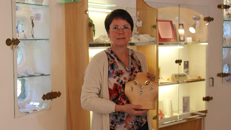 Die Viechtacherin Barbara Thöner fertigt aus Fundstücken Schmuck an.