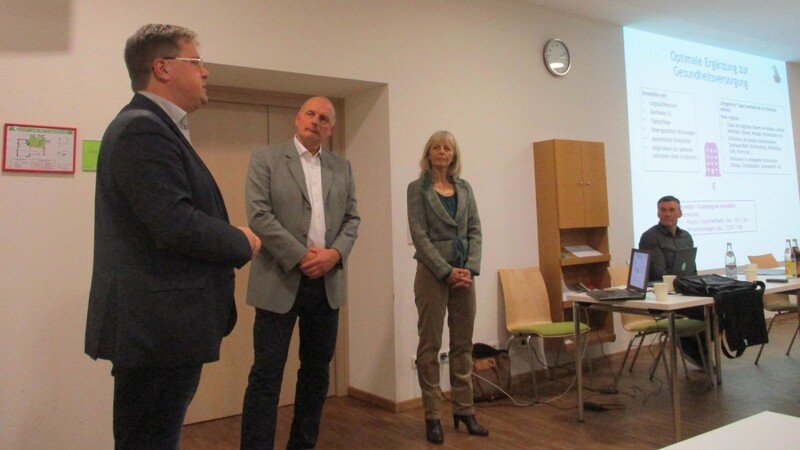 Der Bodenmaiser Bürgermeister Joachim Haller (v.li.) begrüßte die Referenten Guido Börner, Ute Aschenneller und Lutz Steigleder im Vital-Zentrum in Bodenmais.