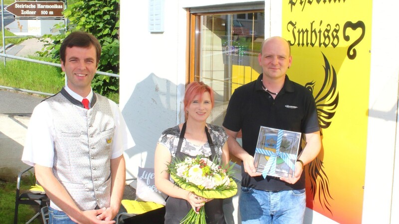 Bürgermeister Daniel Paul beglückwünschte das Ehepaar Schmidtke zur Neueröffnung seiner eigenen Gastronomie. Als Dank überbrachte er Blumen sowie das Gemeindewappen in Glas.