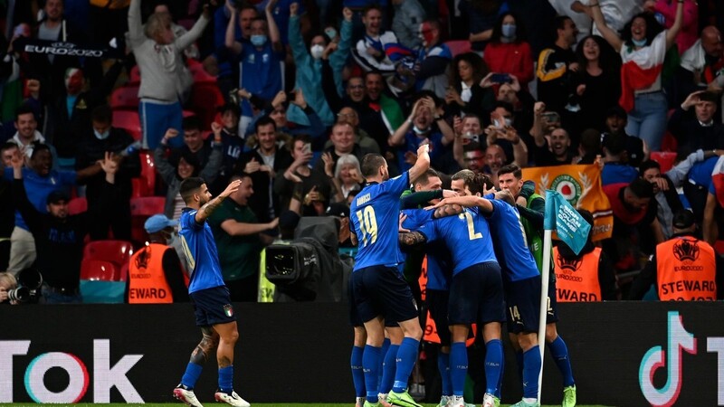 Der Jubel bei den Italienern ist nach dem Erreichen des EM-Finals nach Elfmeterschießen gegen Spanien riesig.
