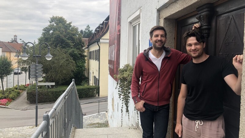Tobias Rieder (links) und Matthias Reichl vor der Eingangstür zu ihrem zukünftigen Lokal. Beide sind zuversichtlich, dass ihr Projekt zur Erfolgsgeschichte wird: "Wir erhalten von vielen Seiten Zuspruch und Unterstützung."