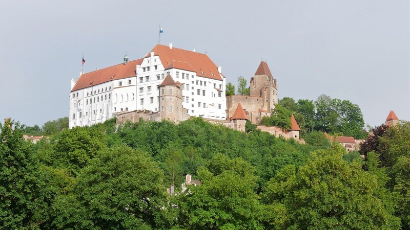 Bei einer Führung durch die Burg Trausnitz bekommen die Besucher Einblicke in den exzentrischen Lebensstil des Prinzen Wilhelm von Bayern.