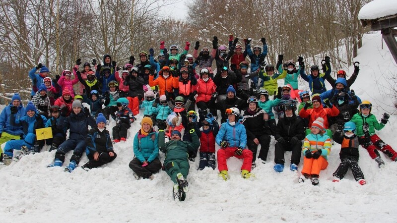Großen Spaß beim Skikurs hatten zahlreiche Kinder und auch Skilehrer bei den Kursen des SSC Straßkirchen im vergangenen Jahr. Auch heuer hoffen die Verantwortlichen, dass der dafür notwendige Schnee noch kommt.