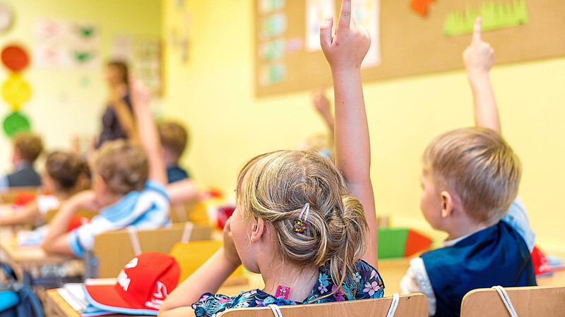 Kindergärten und Schulen seien teils überlastet - künftig sorge der Anspruch auf Ganztagsbetreuung an Grundschulen für weitere Belastungen, sagt Uwe Brandl.