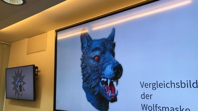 Auf einem Bildschirm präsentiert die Polizei ein Vergleichsbild einer Wolfsmaske.