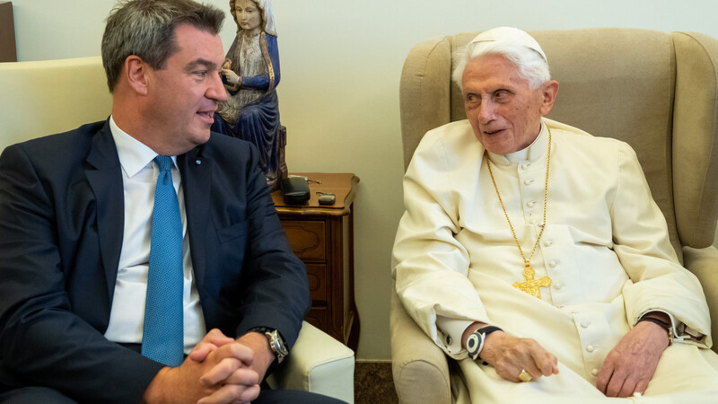 Im Juni 2016 besucht der bayerische Ministerpräsident Markus Söder (CSU, l.) den emeritierten Papst Benedikt im Vatikan.