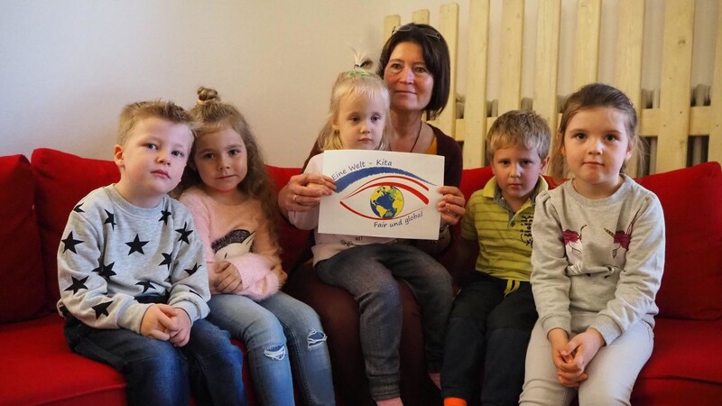 Die Kinder auf diesem Bild kommen aus vier Nationen: Kasachstan (v. li.), Rumänien, Kasachstan, Deutschland und Polen. In der Mitte ist Kindergartenleitung Elfriede Hartl zu sehen.