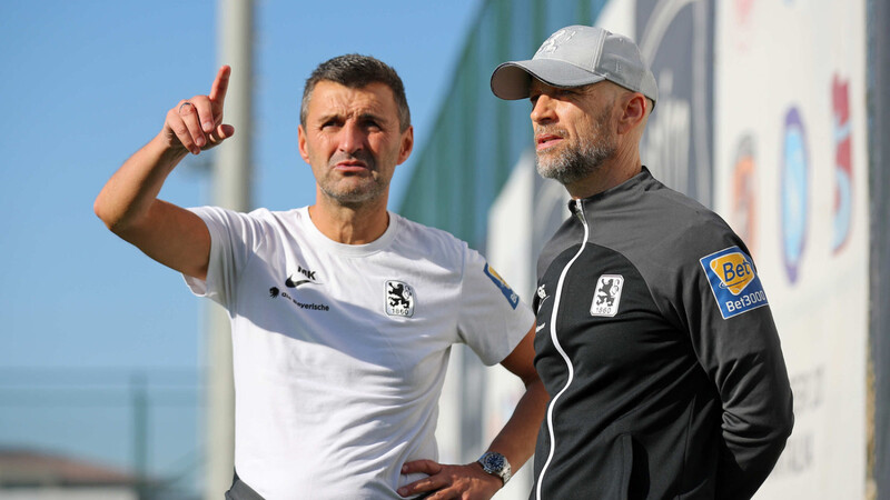 Da, schau Günther, ist das nicht unser Neuzugang? Trainer Michael Köllner und Sportchef Gorenzel tauschen sich in Belek aus.