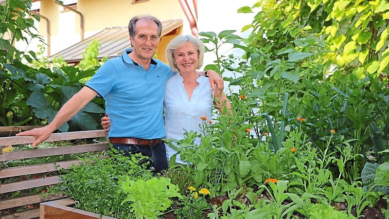 Ehemann Ludwig Knödl baut für seine Frau Dinge, die sie für den Garten gebrauchen kann, wie ein Hochbeet oder einen Komposthaufen.