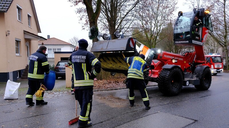 Die Freiwillige Feuerwehr Straubing hatte eine richtig lange und große Ölspur zu binden und einzukehren.