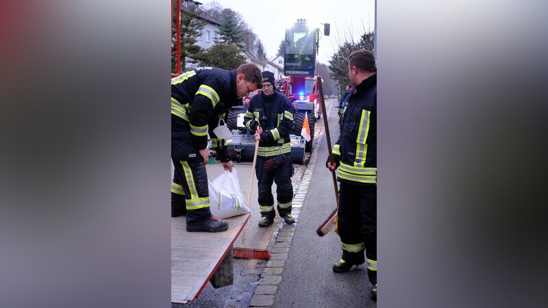 Die Freiwillige Feuerwehr Straubing hatte eine richtig lange und große Ölspur zu binden und einzukehren.