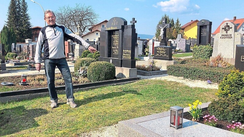 Arnold Multerer zeigt auf die Stelle auf dem Arnschwanger Friedhof, an welcher der unbekannte deutsche Soldat liegt. Dieser wurde gegen Ende des Krieges bei einem Luftangriff auf den Bahnhof getötet.