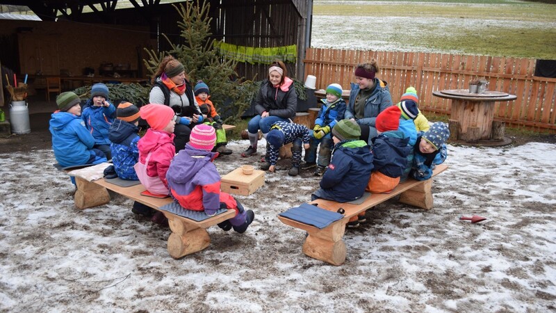 Bevor es auf dem Bauernhofkindergarten rund geht, sitzen alle Kinder noch einmal im Stuhlkreis zusammen.