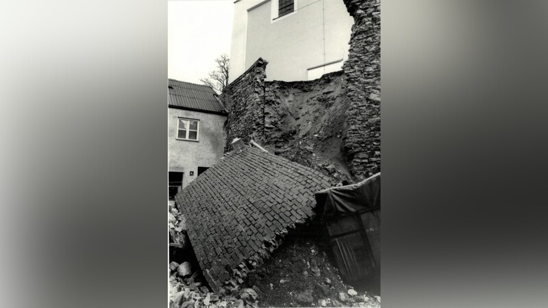 Am ersten Weihnachtsfeiertag 1980 stürzte gegen 9.30 Uhr in Schierling ein Teil der Kirchenmauer ein.