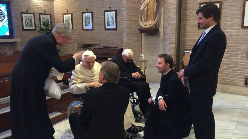 Furths Pfarrer Martin Popp (2.v.r.) bei einem letzten Besuch bei Benedikt XVI. Auch auf dem Bild, der ebenfalls verstorbene Bruder des Papstes, Georg Ratzinger (Mitte), und der Sekretär des Heiligen Vaters, Erzbischof Georg Gänswein.