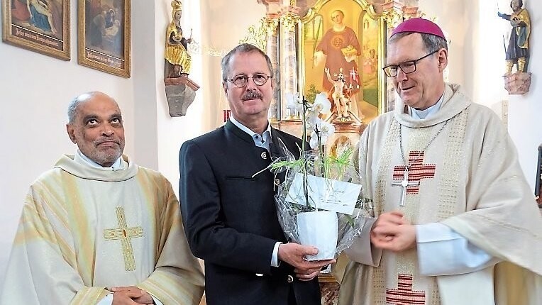 Für sein leidenschaftliches Engagement bei der Kirchenrenovierung dankten Weihbischof Josef Graf und Pfarrer Joseph Vattathara dem Kirchenpfleger Georg Angerer.